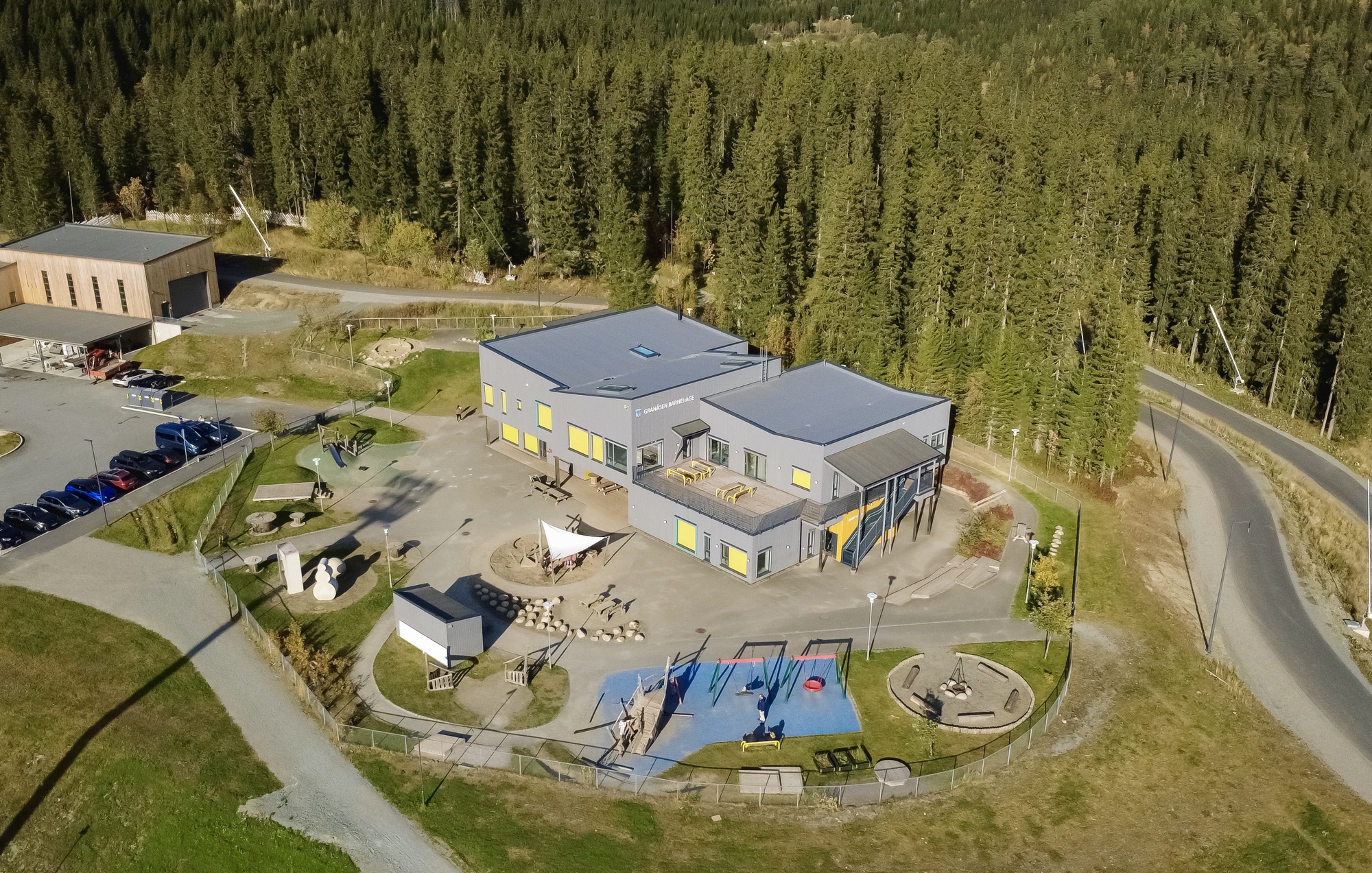 Dronefoto av Granåsen barnehage i Trondheim i høstsol