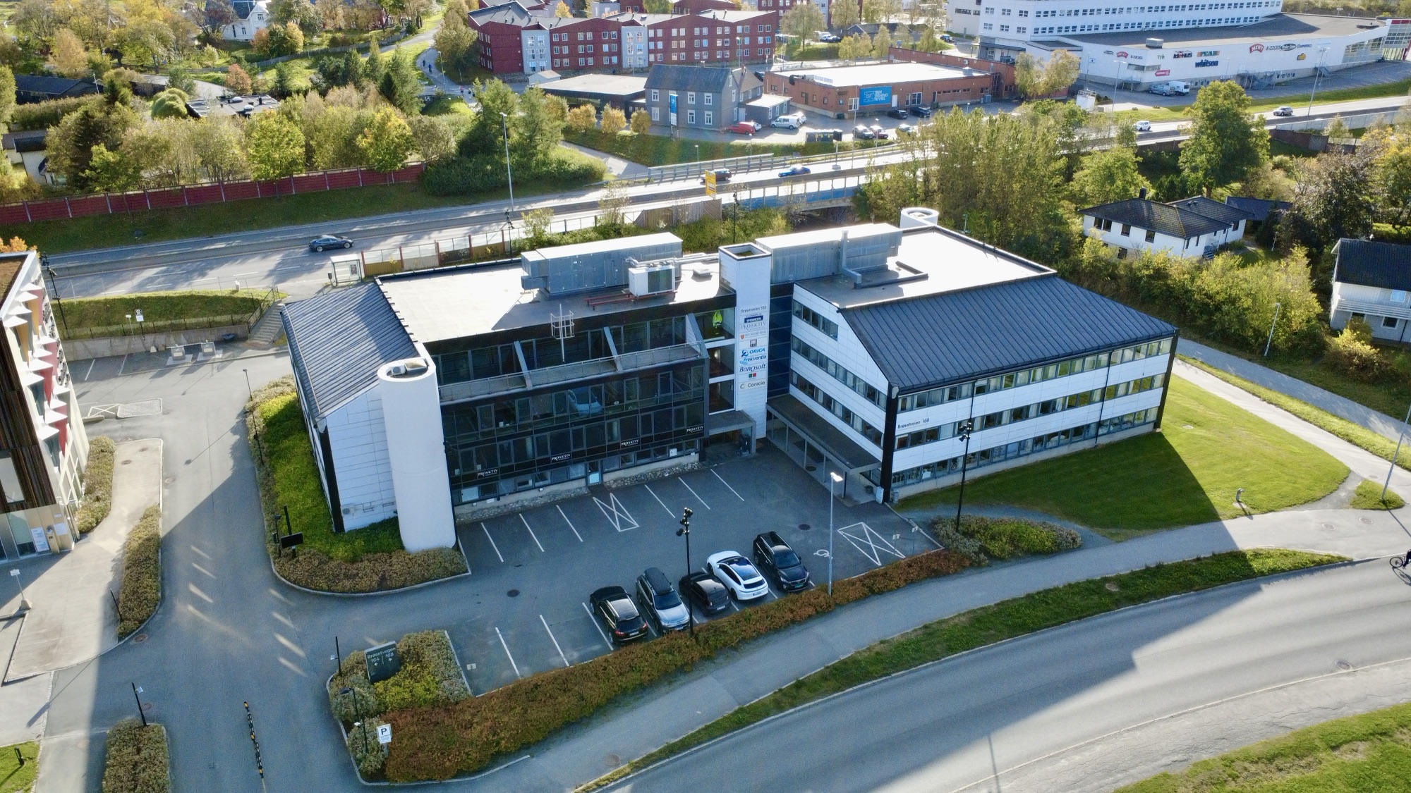 Dronefoto av kontorbygg i Brøsetvegen, Trondheim.