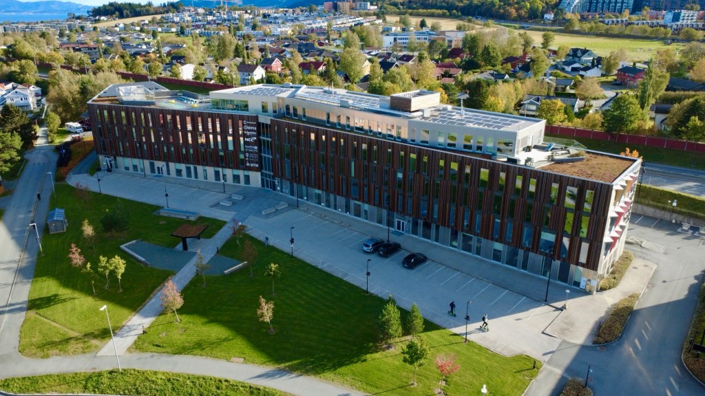 Dronefoto av moderne kontorbygg med slående arkitektur i Brøsetvegen, Trondheim