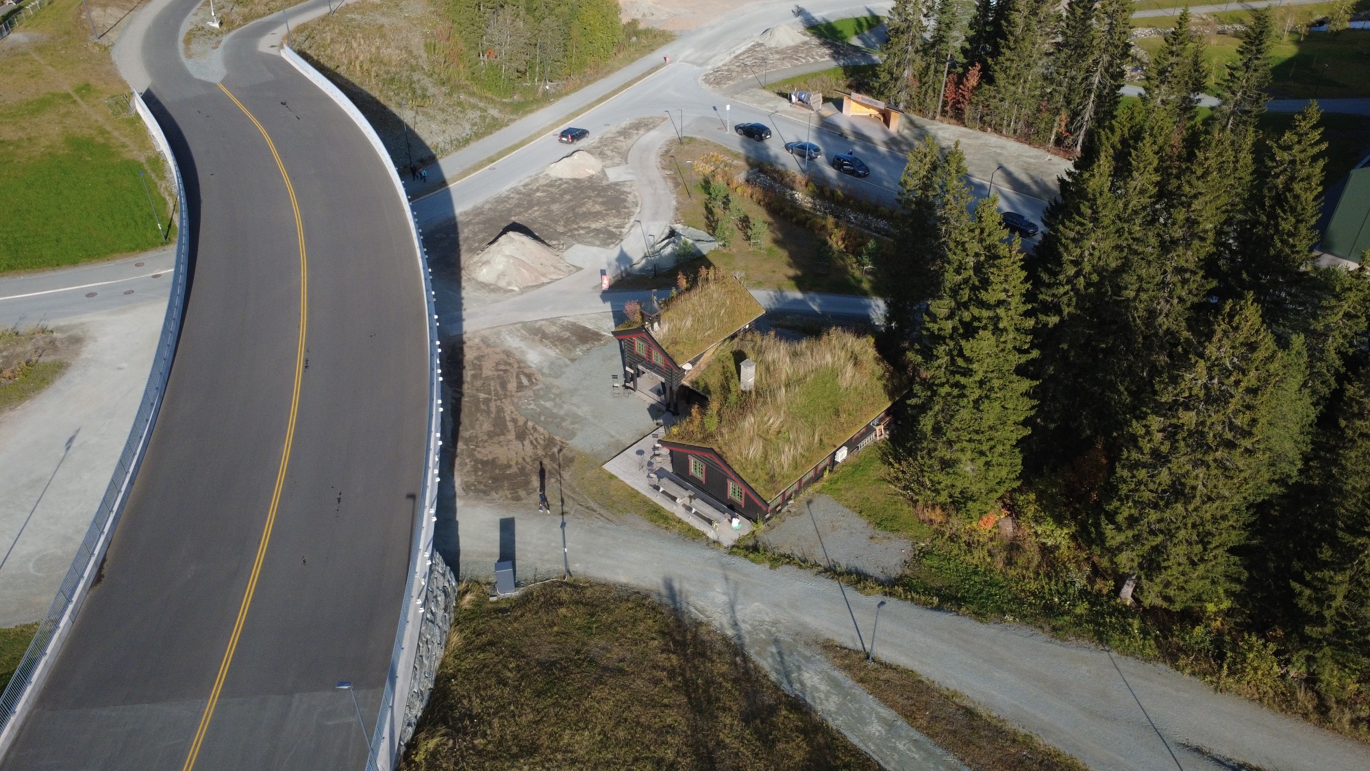 Dronefoto av hytte med torvtak tilhørende Sparebank1 i Granåsen, Trondheim.