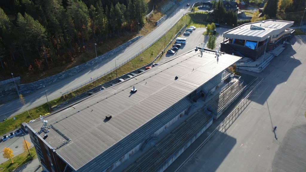 Oversiktsbilde over taket av Olympiatoppen  i høstsol i Granåsen, Trondheim