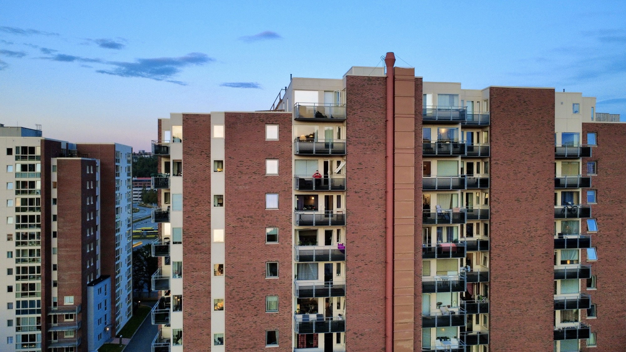 Dronefoto av boligblokk på Tempe i Trondheim i solnedgang
