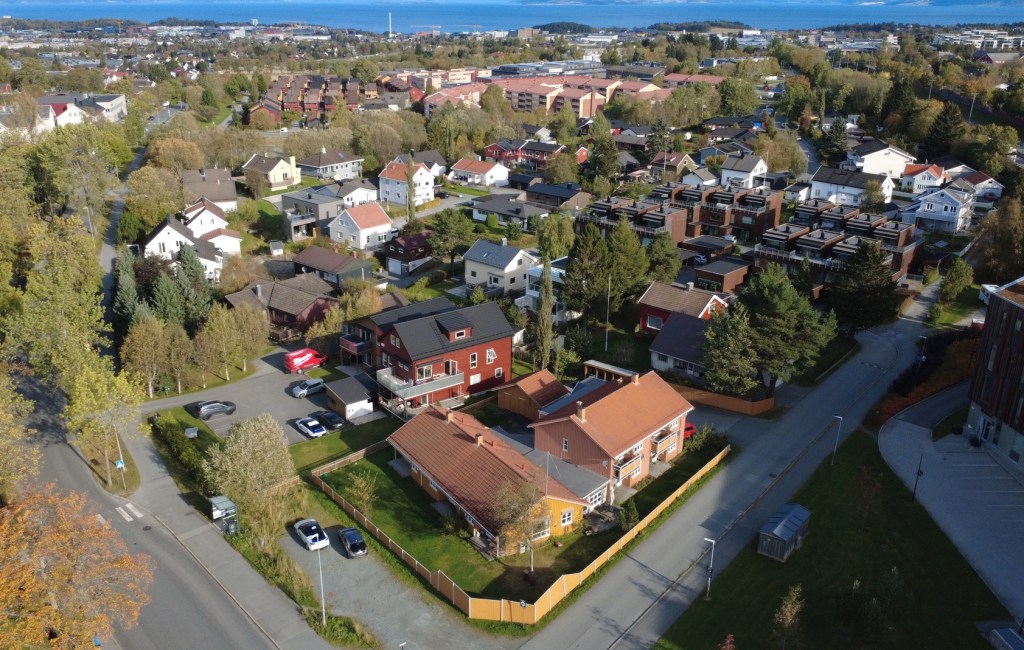 Dronefoto av nabolag i Brøsetvegen i Trondheim i høstsol